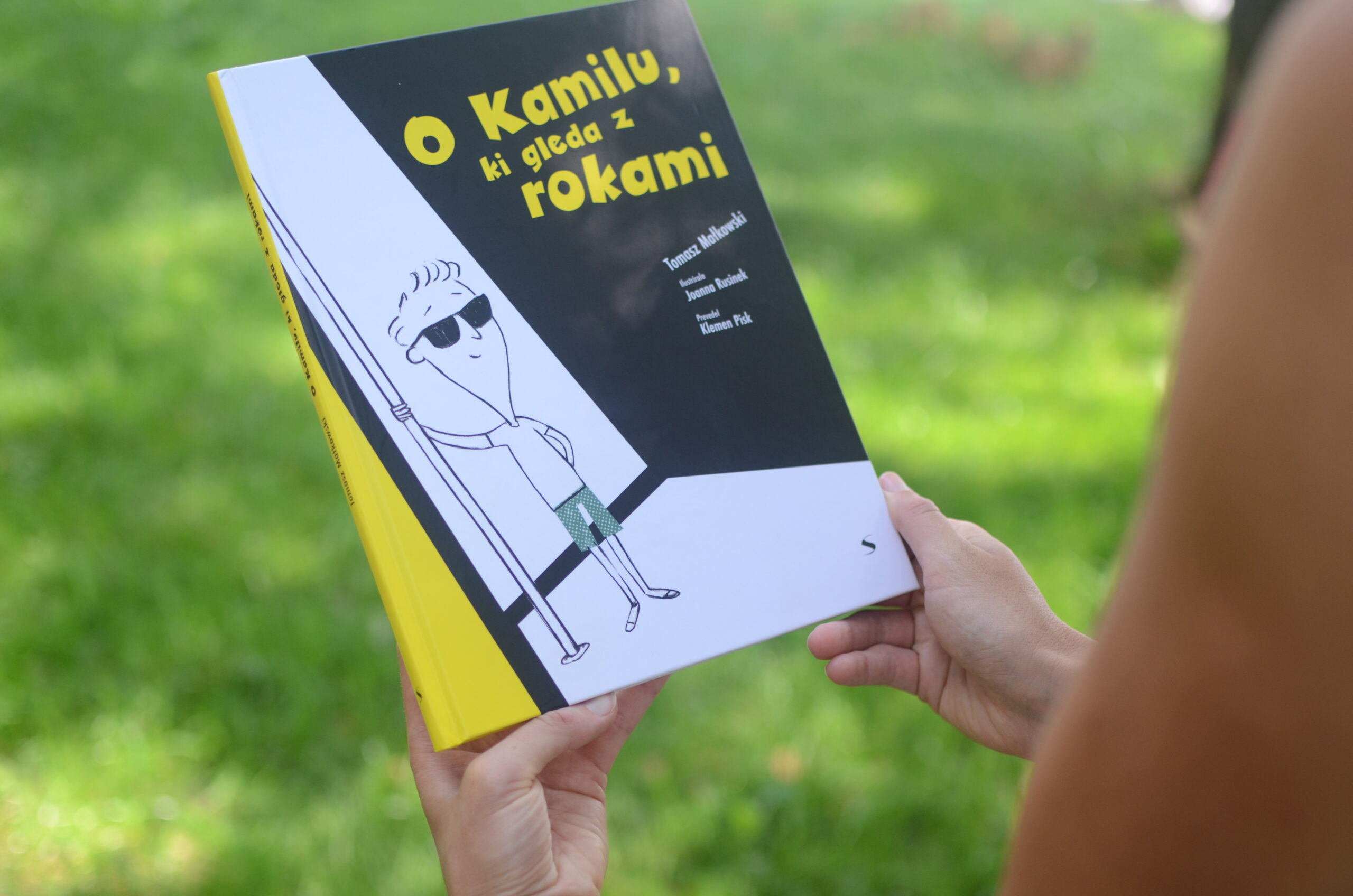 Knjiga O Kamilu, ki gleda z rokami
